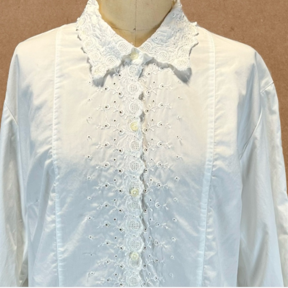 VINTAGE eyelet lace crisp white 100% cotton button down shirt blouse cottagecore